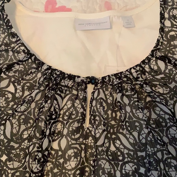 Sleeveless Blouse with Black Lace Pattern NWT - Picture 3 of 3